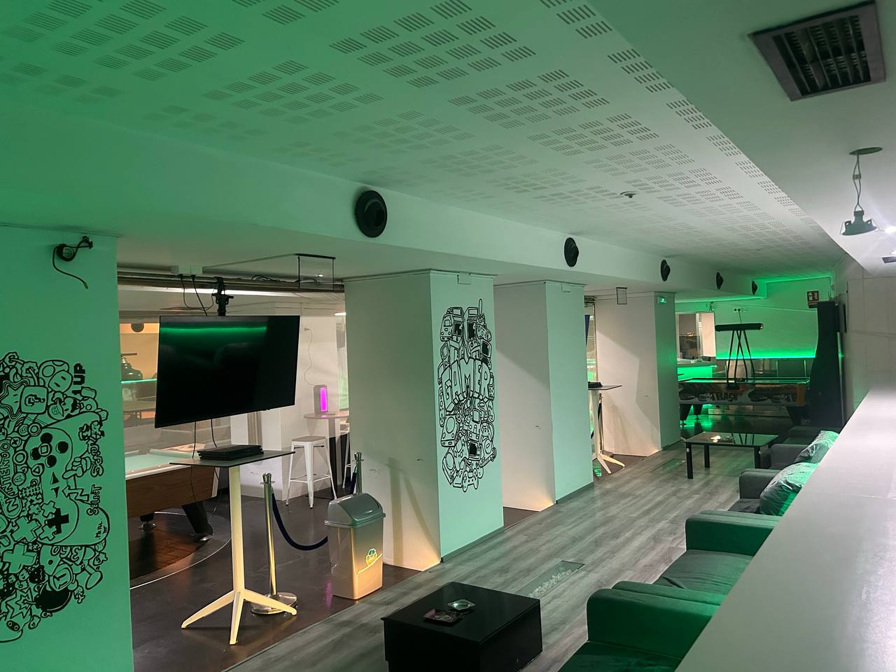Lounge & gaming area